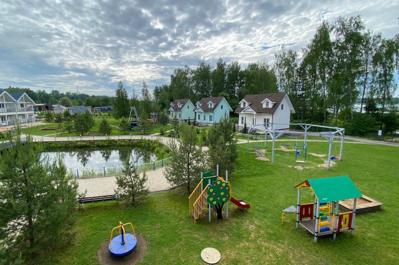 Студия с видом на пруд