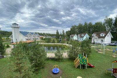 Студия с видом на пруд