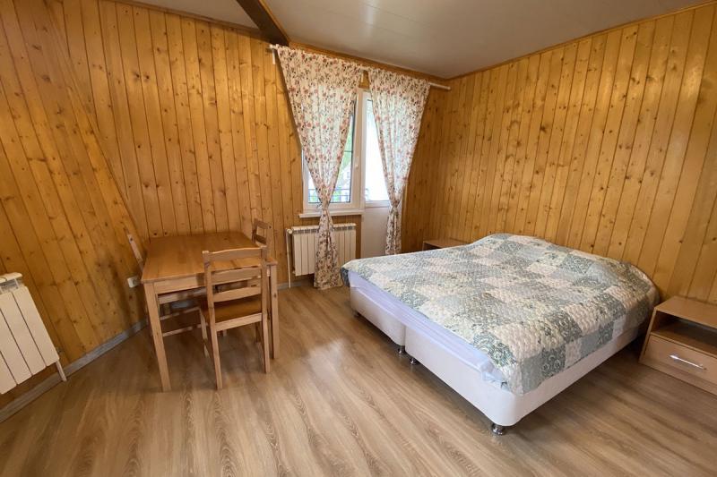 Студия с видом на пруд