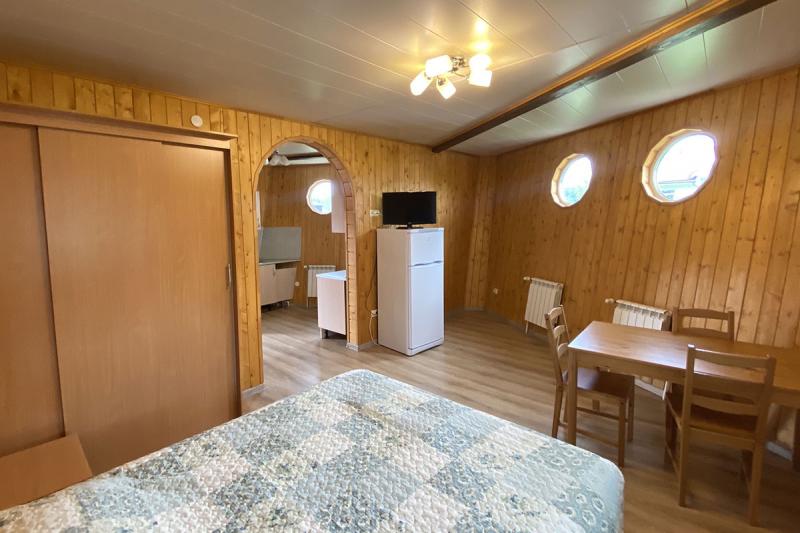 Студия с видом на пруд