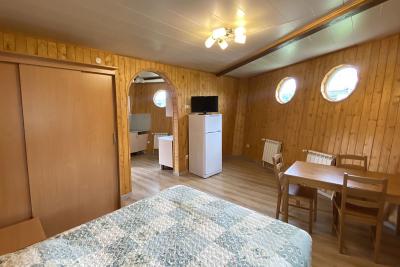 Студия с видом на пруд